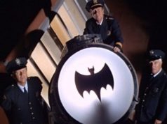 Los Angelesin kaupunki kunnioitaa Adam Westin muistoa valaisemalla Bat-signaalin kaupungin taivaalle