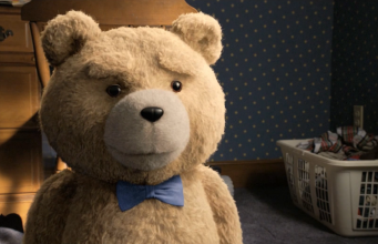 Mark Wahlberg paljasti vihjeen suositun Ted-elokuvasarjan jatkosta Ted-nallekarhu tummassa huoneessa.