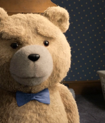 Mark Wahlberg paljasti vihjeen suositun Ted-elokuvasarjan jatkosta Ted-nallekarhu tummassa huoneessa.