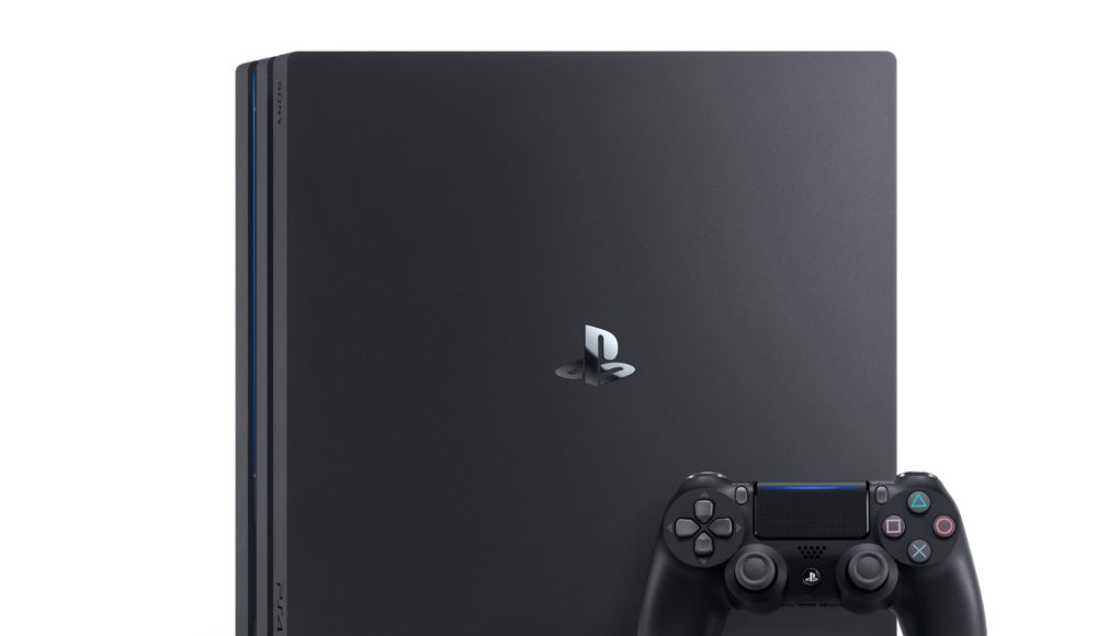 Musta PS4-slim-konsoli valkoisella taustalla.