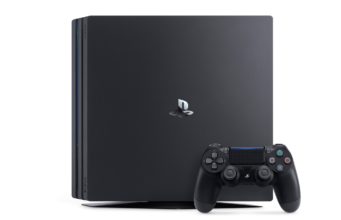 PlayStation 4 menettää konsolin suurimman pelisarjan Musta PS4-slim-konsoli valkoisella taustalla.