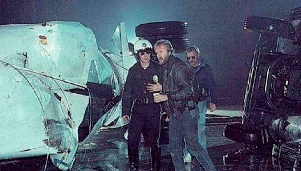 James Cameron ohjaa T-1000-tuhonkonetta näyttelevää Robert Patrickia.