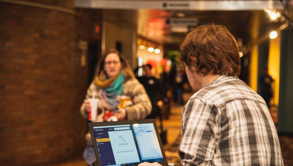 indoors-3978643_1920