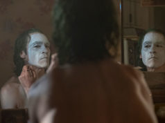 Joker-elokuva kahmaisi 234 milj. dollarin avaustuloksen Jokeri maskaa naamaansa.