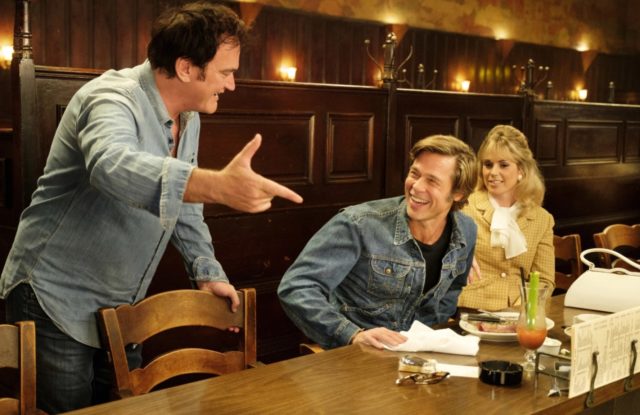 Quentin Tarantino ohjaamassa Brad Pittiä.