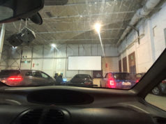 Turussa voi nyt katsella Drive-in-elokuvia – minkälainen kokemus on istua autossa ja katsoa leffaa?