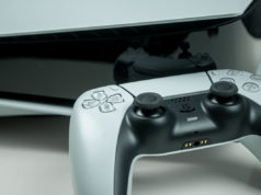 PlayStation 5 -unboxaus ja pikainen esittely PS5-konsoli ja peliohjain.