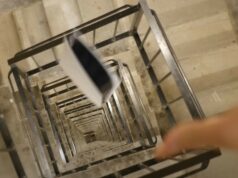 Miten käy PS5-konsolille kun sen pudottaa 25. kerroksesta?