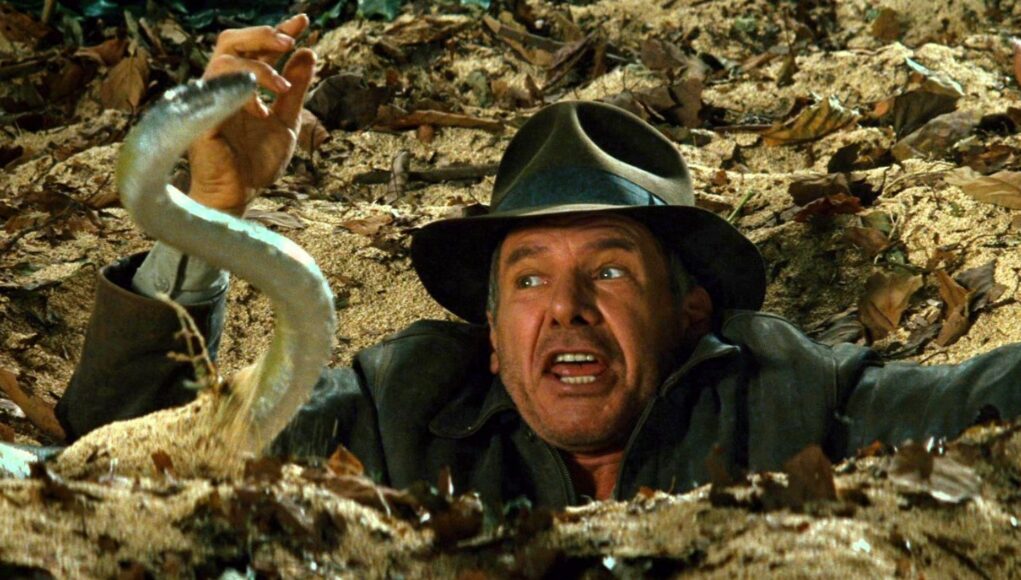 indiana-jones-4 Indianan Jones vajoamassa juoksuhiekkaan.