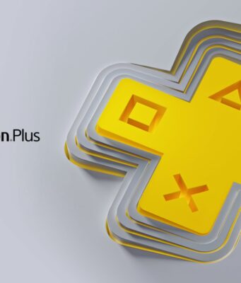 Nämä ovat lokakuun ilmaiset PS Plus -pelit PlayStation Plus -palvelun logo vaalealla taustalla. Kuvassa on suuri, keltainen kolmiulotteinen plus-merkki, jonka sisään on upotettu PlayStationin tunnusomaiset symbolit: neliö, kolmio, risti ja ympyrä. Merkin ympärillä on monikerroksinen, syvyysvaikutelman luova reunus, ja vasemmalla puolella lukee teksti ”PlayStation Plus”.