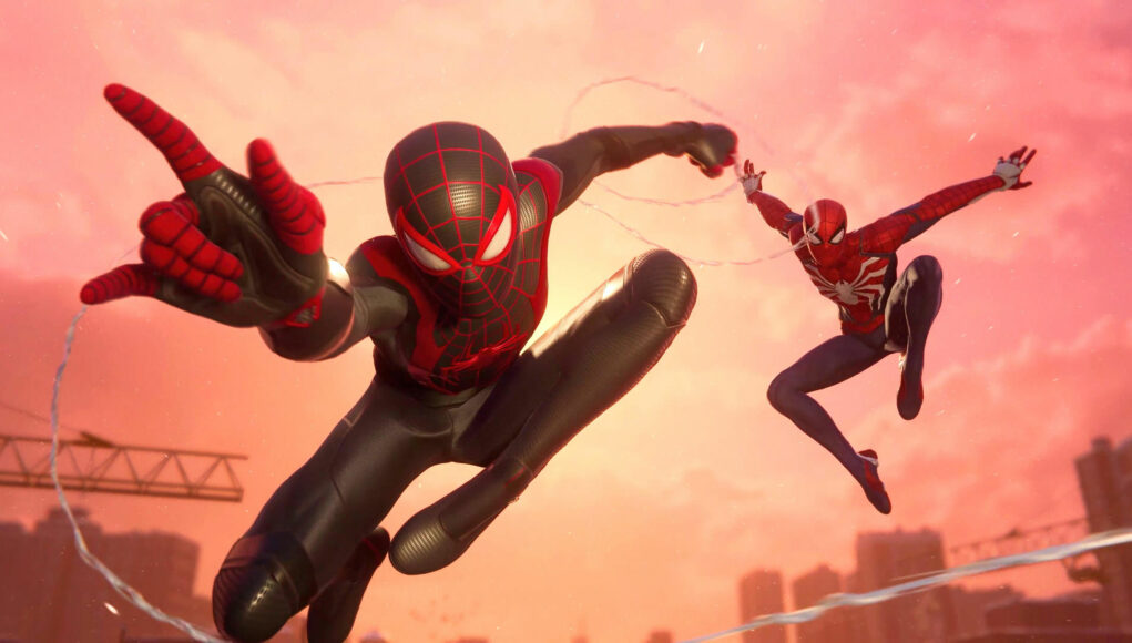 Kaksi Hämähäkkimiestä liitää kohti kameraa.