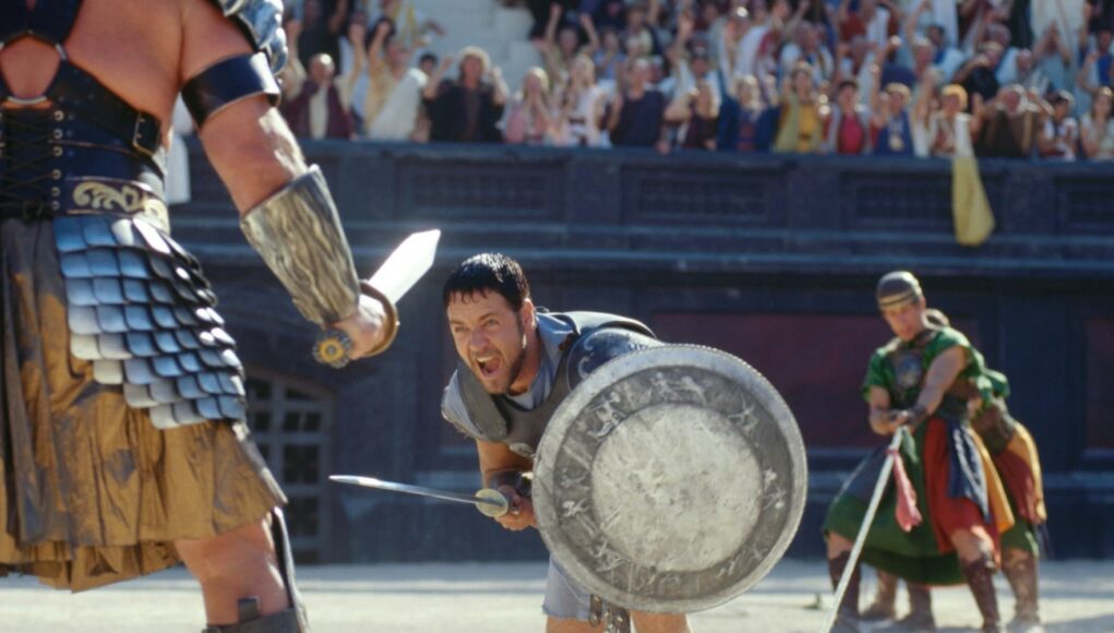 Gladiaattorit taistelevat areenalla.