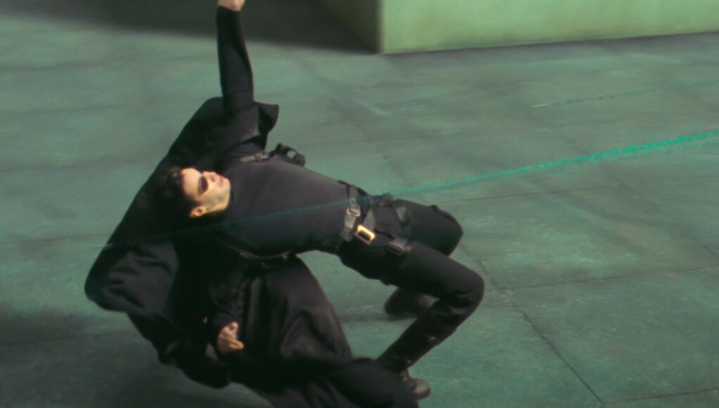 Matrix-elokuvan sankari väistelee vihollisen ampumia luoteja.