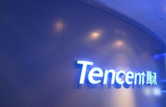 Kiinalainen pelijätti Tencent aikeissa myydä japanilaisstudioitaan Tencent-yhtiön seinällä oleva sininen valologo.