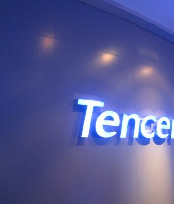 Kiinalainen pelijätti Tencent aikeissa myydä japanilaisstudioitaan Tencent-yhtiön seinällä oleva sininen valologo.