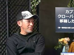 Pelisuunnittelija Shinji Mikamilta tulossa täysin uusi AAA-tasoinen peli Shinji Mikami istuu tummassa studiossa ja hymyilee.