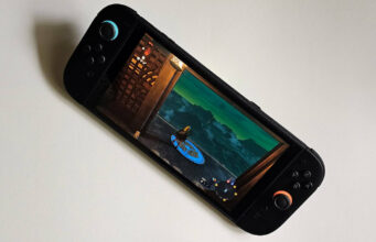 Kaksi pelaajaa haastoi Nintendon oikeuteen tullipalautuksista Nintendo Switch 2 -konsoli valkoisella alustalla.