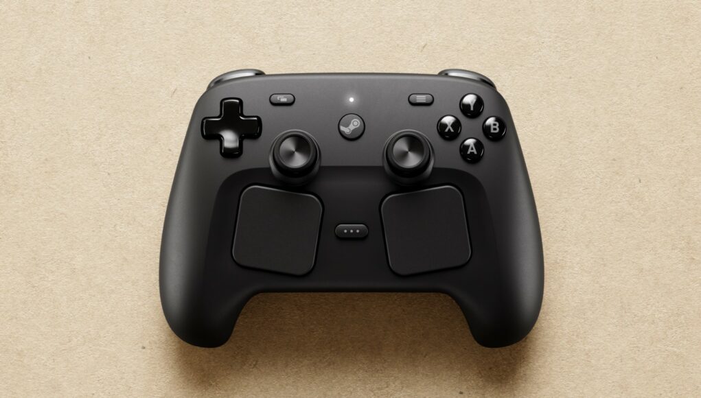 Yläviistosta otettu kuva mustasta Steam Controller -peliohjaimesta, joka lepää vaaleanruskealla, hiekkapaperia tai kuitua muistuttavalla taustalla. Ohjaimessa on kaksi suurta pyöreää kosketuslevyä, perinteinen ristiohjain (D-pad), neljä toimintopainiketta (X, Y, A, B), kaksi analogista sauvaa ja keskellä Steam-logolla varustettu painike. Ohjaimen päällä loistaa pieni, kirkas valkoinen merkkivalo.