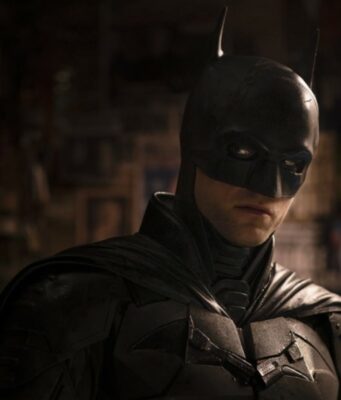 The Batman Part II -elokuvan pahismysteeri sai uuden käänteen – kuka esittää ja mitä hahmoa? Lähikuva Batmanista (Robert Pattinsonin esittämänä) elokuvasta The Batman. Hahmo on kuvattu oikeasta sivuprofiilista, ja hänen musta, nahkainen ja hivenen kulunut maskinsa sekä suojapukunsa ovat varjoissa.