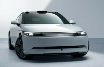 Sony ja Honda peruuttavat PlayStation-sähköautonsa kehityksen Sonyn ja Honda Afeela1 hienosti valaistussa valkoisessa tilassa.