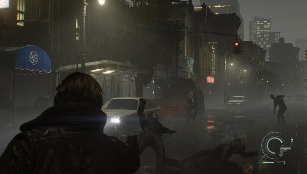 resident-evil-requiem-leon-kaupunki Leon ampuu kadulla zombeja. On synkkää ja pimeää.