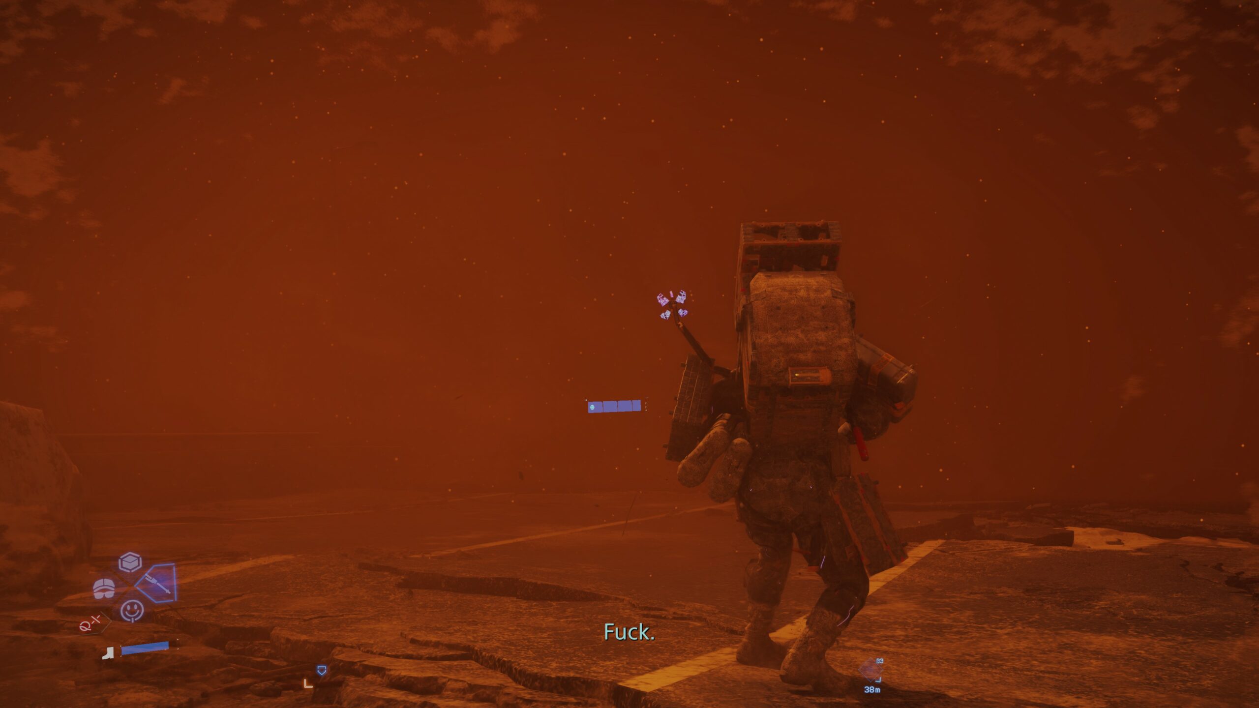 Pelinäkymä, jossa raskaasti varusteltu hahmo seisoo selin karussa, oranssin hiekkapölyn peittämässä maisemassa. Taivas on hämärä ja täynnä pientä hiukkaspölyä. Ruudun alareunassa on tekstitys ”Fuck.” ja kulmissa näkyy pelin käyttöliittymän symboleita.