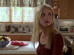 Buffy, vampyyrintappaja -sarjan uudelleenversiointi peruttiin Buffy Summers (Sarah Michelle Gellar) katsoo huolestuneena olkansa yli keittiössä televisiosarjassa Buffy, vampyyrintappaja.