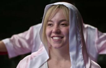 Sydney Sweeneyn tähdittämä väkivaltainen draamaelokuva sai suoratoistojulkaisupäivänsä Lähikuva hymyilevästä vaaleatukkaisesta naisesta, jolla on yllään nyrkkeilijän valko-vaaleanpunainen huppari huppu nostettuna. Hän seisoo nyrkkeilykehässä, ja taustalla näkyy epätarkkana toinen hahmo pitämässä kehän köysiä auki.