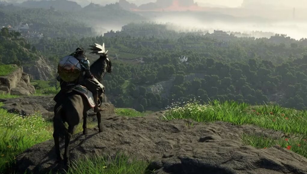 Kolmannen persoonan pelinäkymä, jossa ratsastaja istuu tumman hevosen selässä kallion kielekkeellä. Ratsastajalla on selässään suuri pyöreä kilpi. Edessä avautuu valtava ja vehreä laakso, jossa on kukkuloita, metsää ja usvaa aamun tai illan valossa. Kaukaisuudessa häämöttää vuoria ja mahdollisesti asutusta. Tunnelma on seikkailullinen ja vaikuttava.