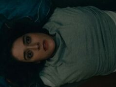 John Stamosin Lizzy Caplanin tähdittämä trilleri sai ensimmäiset kuvansa Ylhäältä päin kuvattu lähikuva naisesta, joka makaa selällään tummalla alustalla. Hänellä on päällään harmaa paita ja farkkutakki. Hänen silmänsä ovat ammollaan ja suu hieman raollaan, mikä välittää voimakkaan tunnetilan, kuten järkytyksen tai epäuskon. Kuva on valaistu hämärästi ja siinä on elokuvallinen tunnelma.