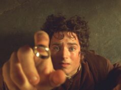 Elijah Wood olisi valmis vielä palaamaan Frodon rooliin Lähikuva elokuvasta Taru sormusten herrasta, jossa Frodo Reppuli (Elijah Wood) makaa lattialla katsoen ylöspäin hämmentyneenä ja pelokkaana. Hänen kätensä on ojentuneena kohti kameraa, ja kultainen sormus on juuri putoamassa hänen sormensa kärkeen.