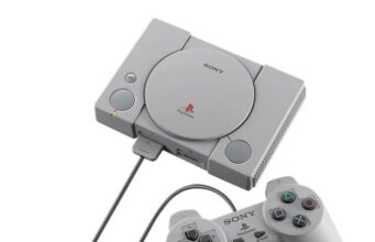 Playstation 1 saa oman Lego-versionsa Viistosta kuvattu alkuperäinen harmaa Sony PlayStation (PS1) -konsoli, jonka edessä on siihen kytketty klassinen ohjain. Konsolin päällä näkyvät pyöreä CD-aseman kansi, virta- ja avauspainikkeet sekä PlayStation-logo.