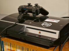 Lähes 20 vuotta vanha PS3 sai järjestelmäpäivityksen Alkuperäinen kiiltävän musta PlayStation 3 -konsoli, jonka päällä lepää musta langaton Sixaxis-ohjain. Konsolin kanteen on liimattu valkoinen "My Little Sony" -sydäntarra ja "teevee.net" -tarra. Konsoli sijaitsee puisella hyllyllä, jonka alla näkyy rivi kirjoja tai sarjakuvalehtiä.