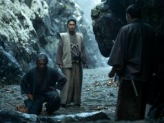 Disney+:n verinen ja väkivaltainen draamasarja saa jatkoa toisella kaudella Kolme perinteisiin japanilaisiin asuihin pukeutunutta miestä hämärässä, kivikkoisessa poukamassa tai luolassa. Yksi mies seisoo keskellä tarkkaavaisena katana vyöllään, toinen on kyykistynyt maahan hänen vierellään, ja kolmas hahmo näkyy selin etualalla oikealla.