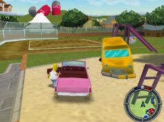 Saako The Simpsons: Hit & Run -peli remaken tai remasteroinnin? Kolmannen persoonan pelinäkymä Springfieldistä. Homer Simpson seisoo avonaisen pinkin sedan-autonsa vieressä hiekkapohjaisella alueella. Taustalla näkyy keltaisen koulubussin romu, lila kiipeilyteline ja aidattu hiekkakenttä. Kaukaisuudessa kukkulalla näkyy kaksi suurta punaista suolasiiloa. Oikeassa alakulmassa on pelin pyöreä karttakäyttöliittymä.