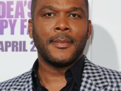 Tyler Perryn tuottama psykologinen trilleri Strung keräsi väkevän ennakkokiinnostuksen Yhdysvalloissa Lähikuva Tyler Perrystä katsomassa suoraan kameraan vakavalla ilmeellä. Hänellä on lyhyt sänki ja yllään tummansininen kauluspaita sekä harmaa-valkoruudullinen pikkutakki. Taustalla näkyy osa elokuvajulisteesta, jossa on purppuraa tekstiä.