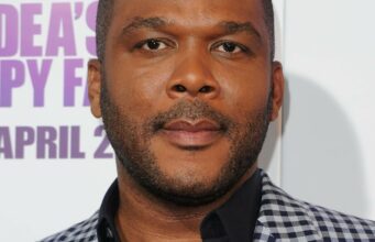 Tyler Perryn tuottama psykologinen trilleri Strung keräsi väkevän ennakkokiinnostuksen Yhdysvalloissa Lähikuva Tyler Perrystä katsomassa suoraan kameraan vakavalla ilmeellä. Hänellä on lyhyt sänki ja yllään tummansininen kauluspaita sekä harmaa-valkoruudullinen pikkutakki. Taustalla näkyy osa elokuvajulisteesta, jossa on purppuraa tekstiä.