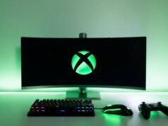 Microsoft paljasti lisää tietoja seuraavasta konsolistaan Hämärässä huoneessa sijaitseva pelipiste, jota valaisee kirkkaanvihreä LED-taustavalo. Pöydällä on kaartuva ultraleveä näyttö, jonka ruudulla näkyy Xboxin logo. Näytön edessä on RGB-valaistu näppäimistö ja hiiri sekä musta peliohjain.