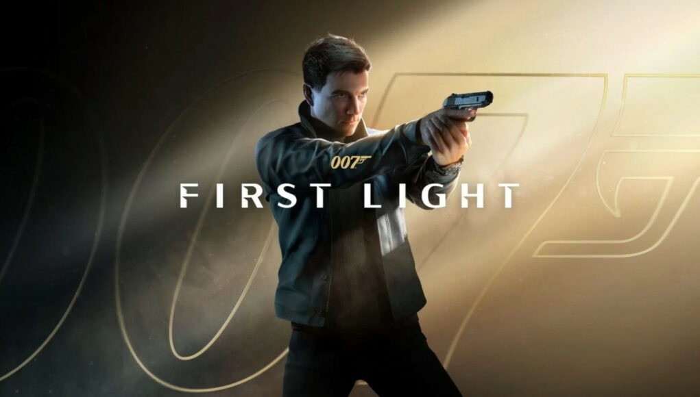 007-first-light James Bondia esittävä mieshahmo tähtää pistoolilla kohti kameraa. Hänellä on yllään tummansininen vetoketjutakki. Hahmon edessä on valkoinen teksti ”007 FIRST LIGHT”. Taustalla näkyy kirkas valonlähde ja tyyliteltyjä, kultaisia 007-logoja sumealla, tummalla pohjalla.