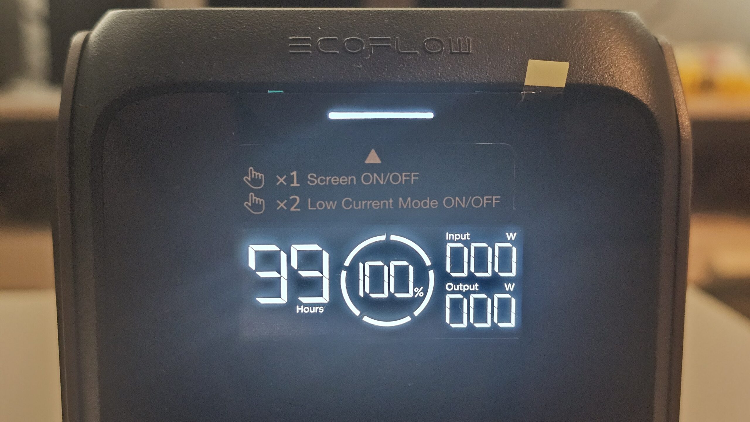 EcoFlow TRAIL 200 DC laitteen näyttö, jossa näkyy latausmäärä ja input output