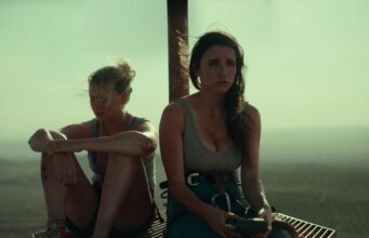 Lionsgaten yllätyshitiksi muodostunut selviytymistrilleri saa jatko-osan Kaksi naista istuu uupuneen ja järkyttyneen oloisena korkealla sijaitsevalla metallisella ritilätasolla. Taustalla näkyy sumuinen ja laaja autiomaamaisema. Molemmilla on yllään kiipeilyvarusteita, ja heidän kasvonsa ovat likaiset.