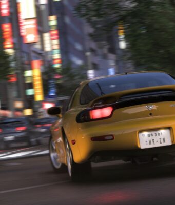 Tällainen on tuleva Forza Horizon 6 – pelistä julkaistiin 6 minuuttia raakaa pelikuvaa Pelinäkymä Forza Horizon 6 -pelistä, jossa keltainen Mazda RX-7 ajaa hämärtyvällä kaupunkitiellä. Auto on kuvattu takaviistosta, ja sen jarruvalot palavat. Taustalla näkyy kaupungin vilinää, muita autoja ja rakennuksia, joissa on värikkäitä neonvaloja ja japanilaisia merkkejä. Kuvan oikeassa yläkulmassa on pelin logo.