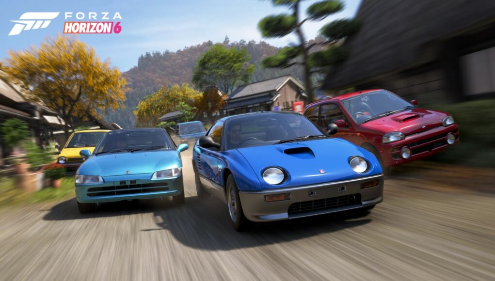 Pelinäkymä Forza Horizon 6 -pelistä, jossa useita pieniä japanilaisia autoja (Kei-autoja) ajaa kovaa vauhtia kapealla tiellä perinteisessä japanilaisessa kylämiljöössä. Etualalla on kirkkaan sininen Mazda Autozam AZ-1 ja sen vierellä turkoosi Honda Beat. Taustalla näkyy keltaisia ja punaisia autoja, perinteisiä rakennuksia ja ruskan värisiä puita. Kuvan vasemmassa yläkulmassa on pelin logo.
