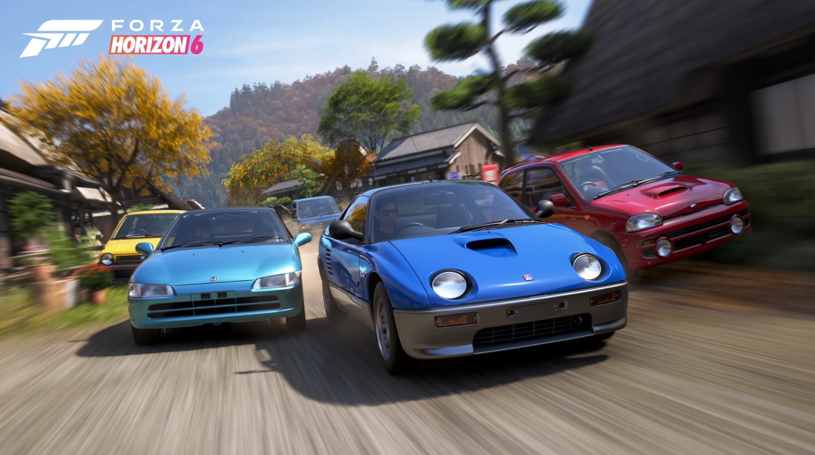 Pelinäkymä Forza Horizon 6 -pelistä, jossa useita pieniä japanilaisia autoja (Kei-autoja) ajaa kovaa vauhtia kapealla tiellä perinteisessä japanilaisessa kylämiljöössä. Etualalla on kirkkaan sininen Mazda Autozam AZ-1 ja sen vierellä turkoosi Honda Beat. Taustalla näkyy keltaisia ja punaisia autoja, perinteisiä rakennuksia ja ruskan värisiä puita. Kuvan vasemmassa yläkulmassa on pelin logo.