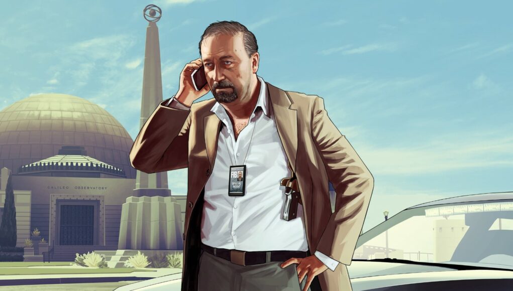 gta5-fbi Piirrostyylinen kuva Grand Theft Auto V -pelistä, jossa harmaapartainen mies (Dave Norton) puhuu puhelimeen seisojen autonsa vieressä. Hänellä on yllään ruskea pikkutakki, valkoinen kauluspaita ja kaulassa roikkuu FIB-henkilökortti. Hänen vyöllään näkyy koteloitu pistooli. Taustalla on Galileo-observatorio ja kirkas päivänvalo.