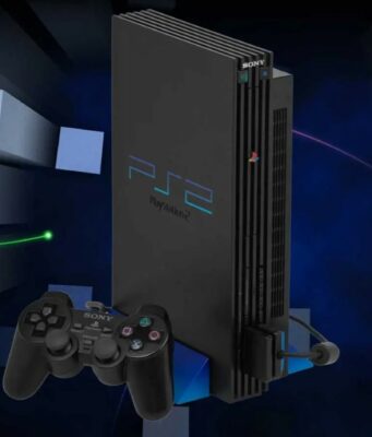 Ikoninen PS2:lle tehty pelitrilogia on nyt pelattavissa PC:llä täysin ilmaiseksi Musta PlayStation 2 -pelikonsoli pystyasennossa ja sen edessä DualShock 2 -peliohjain. Konsolin kyljessä on sininen PS2-logo ja yläkulmassa Sony-teksti. Taustalla on tyyliteltyjä sinisiä ja harmaita kuutioita sekä valoviivoja tummalla pohjalla.