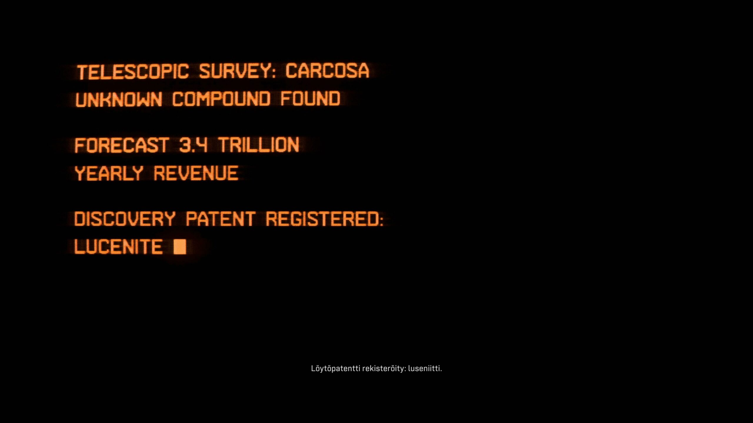 Musta ruutu, jossa on oranssia, hehkuvaa scifi-tyylistä tekstiä. Tekstissä kerrotaan kaukoputkitutkimuksesta Carcosa-nimisessä kohteessa, tuntemattoman yhdisteen löytymisestä sekä huikeasta 3,4 biljoonan dollarin vuotuisesta tuloennusteesta. Alimpana lukee rekisteröidyn löytöpatentin nimi: "LUCENITE". Kuvan alalaidassa on pieni suomenkielinen tekstitys: ”Löytöpatentti rekisteröity: luseniitti.”