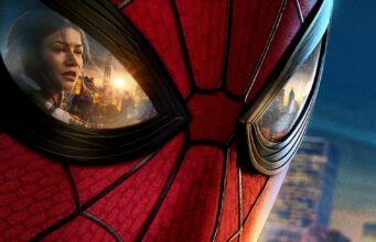Nämä kaikki uutuudet Sony esitteli CinemaCon 2026 -tapahtumassa Erikoislähikuva Spider-Manin maskista, joka korostaa silmien heijastuksia. Vasemmanpuoleisessa silmässä näkyy selkeästi MJ (Zendaya) ja ilta-aurinko, joka laskee New Yorkin horisontin taakse. Oikeanpuoleisessa silmässä heijastuvat kaupungin pilvenpiirtäjät hämärässä. Maskin punainen pinta on kuvioitu verkkokuviolla ja tekstuurilla.