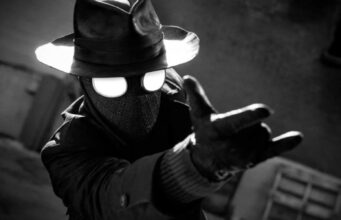 Nicolas Cagen supersankariseikkailu päättyi lyhyeen Mustavalkoinen kuva Spider-Man Noir -hahmosta, joka on pukeutunut maskiin, fedora-hattuun ja trenssitakkiin. Hahmon suuret, pyöreät silmälasit hohdavat kirkkaan valkoisina muuten tummassa kuvassa. Spider-Man Noir ojentaa käsinettä pitelevää kättään kohti katsojaa Spider-Manille tyypillisessä seittien ammunta-asennossa. Taustalla näkyy hämärä kaupunkiympäristö.