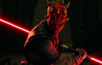 Uusin Star Wars -sarja sai poikkeuksellisen ylistävän vastaanoton kriitikoilta ja yleisöltä Lähikuva Darth Maulista, jolla on punamusta kasvomaski ja sarvet päässään. Hän pitelee kaksiteräistä punaista valomiekkaa ja katsoo uhkaavasti kohti kameraa hämärässä ympäristössä. Valomiekan punainen hehku valaisee osan hänen kasvoistaan ja vartalostaan.